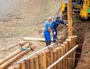 В парке имени Кирова укрепляют берег пруда при помощи свай из лиственниц