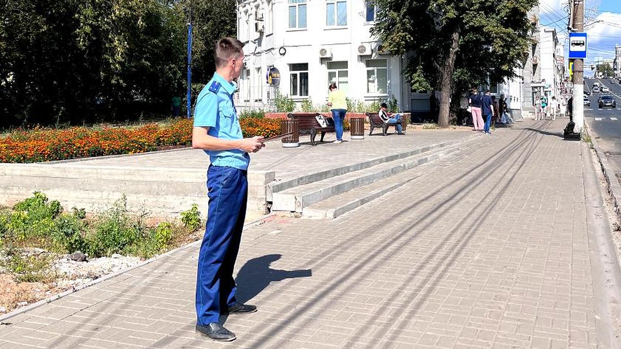 Главная картинка новости: Администрацию города заставили поставить остановку "Трифонов монастырь" в Кирове