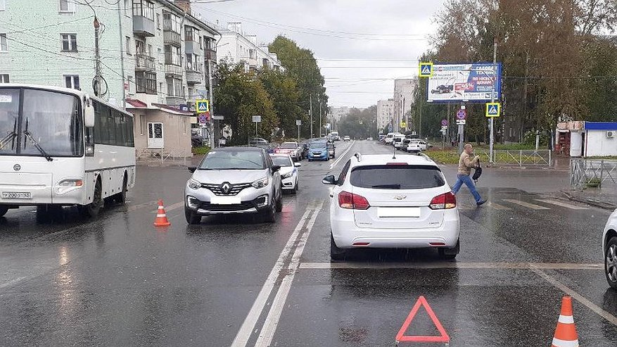 В Кирове иномарка сбила 18-летнюю девушку, и ее отбросило на другой автомобиль