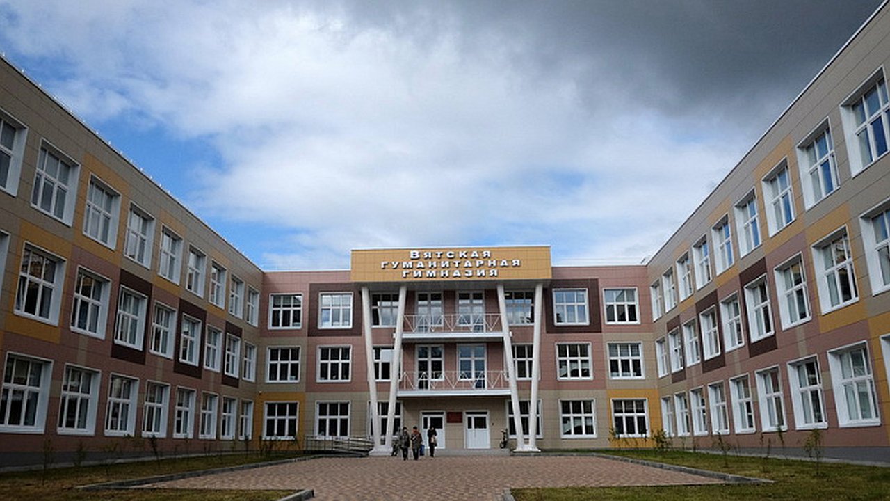 Главная картинка новости: Спортзал со скалодромом, новые лаборатории и кабинеты: школьники в Кирове пойдут в новое здание на Пролетарской