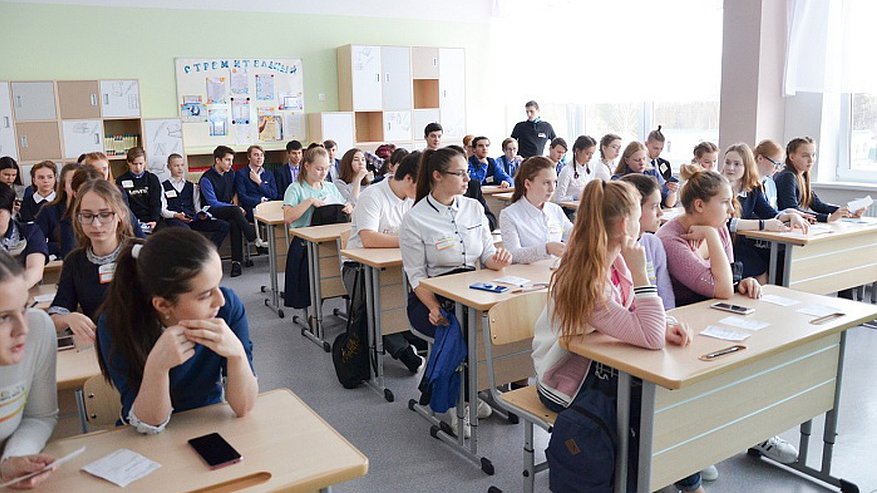 Новые учебники, бесплатное питание и новые предметы: что изменится в российских школах с 1 сентября