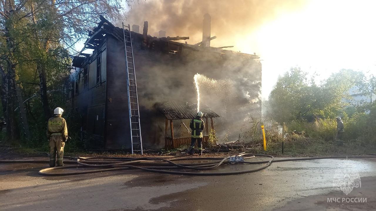 Главная картинка новости: В Кирове загорелся нежилой деревянный дом, в котором находился человек: на место прибыли пожарные