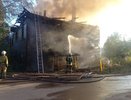 В Кирове загорелся нежилой деревянный дом, в котором находился человек: на место прибыли пожарные