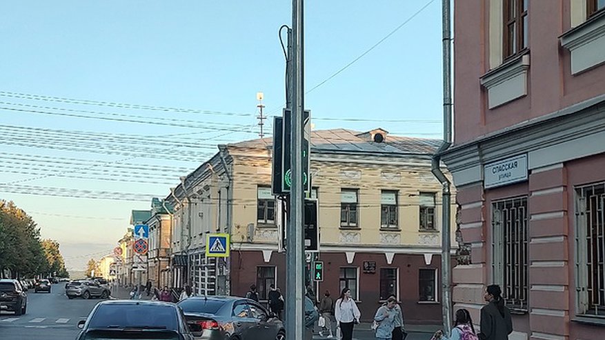 "Что за прикол?!": в Кирове установили столбы, которые перекрывают светофоры