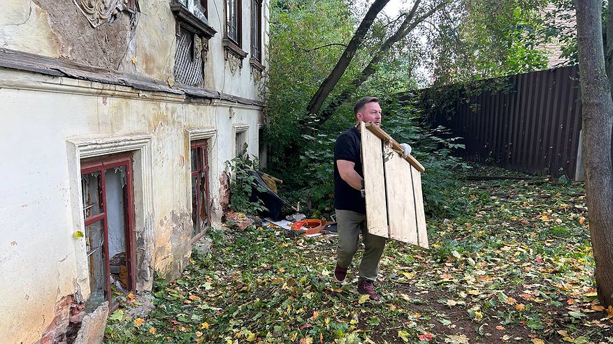 В Кирове прибрали дом Чарушина и выгнали оттуда бездомных