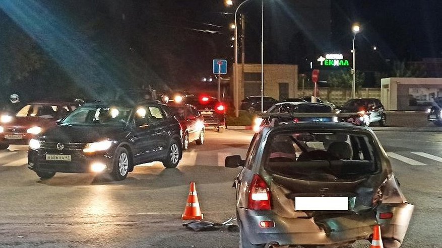 В Кирове сообщили о ДТП с тремя машинами: пострадал 19-летний водитель