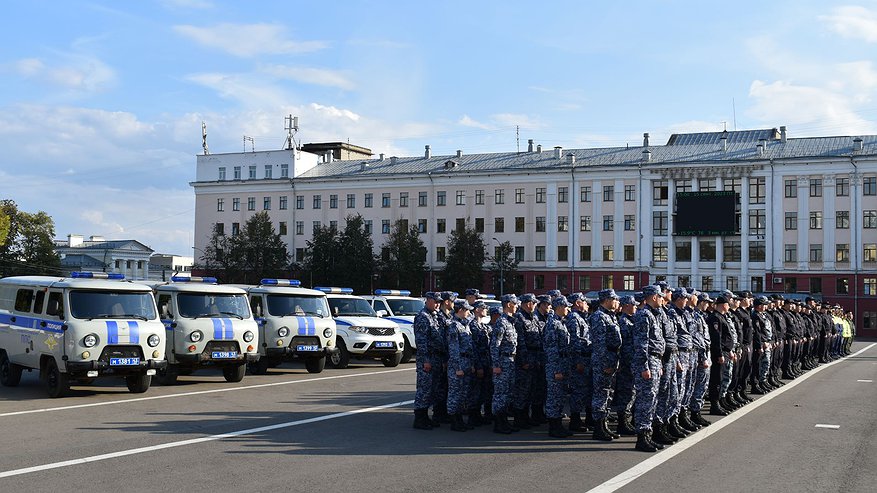 В Кирове наградили сотрудников патрульно-постовой службы: как прошел строевой смотр