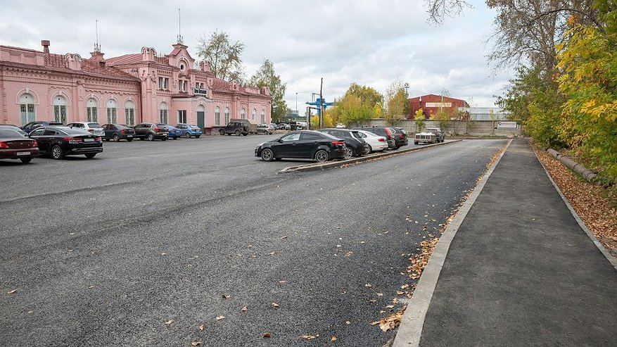 Впервые за 15 лет площадь перед станцией Киров-Котласский отремонтировали: идет приемка работ