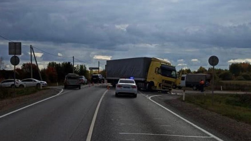 Два человека погибли и два получили травмы: в Котельничском районе столкнулись легковушка и грузовик