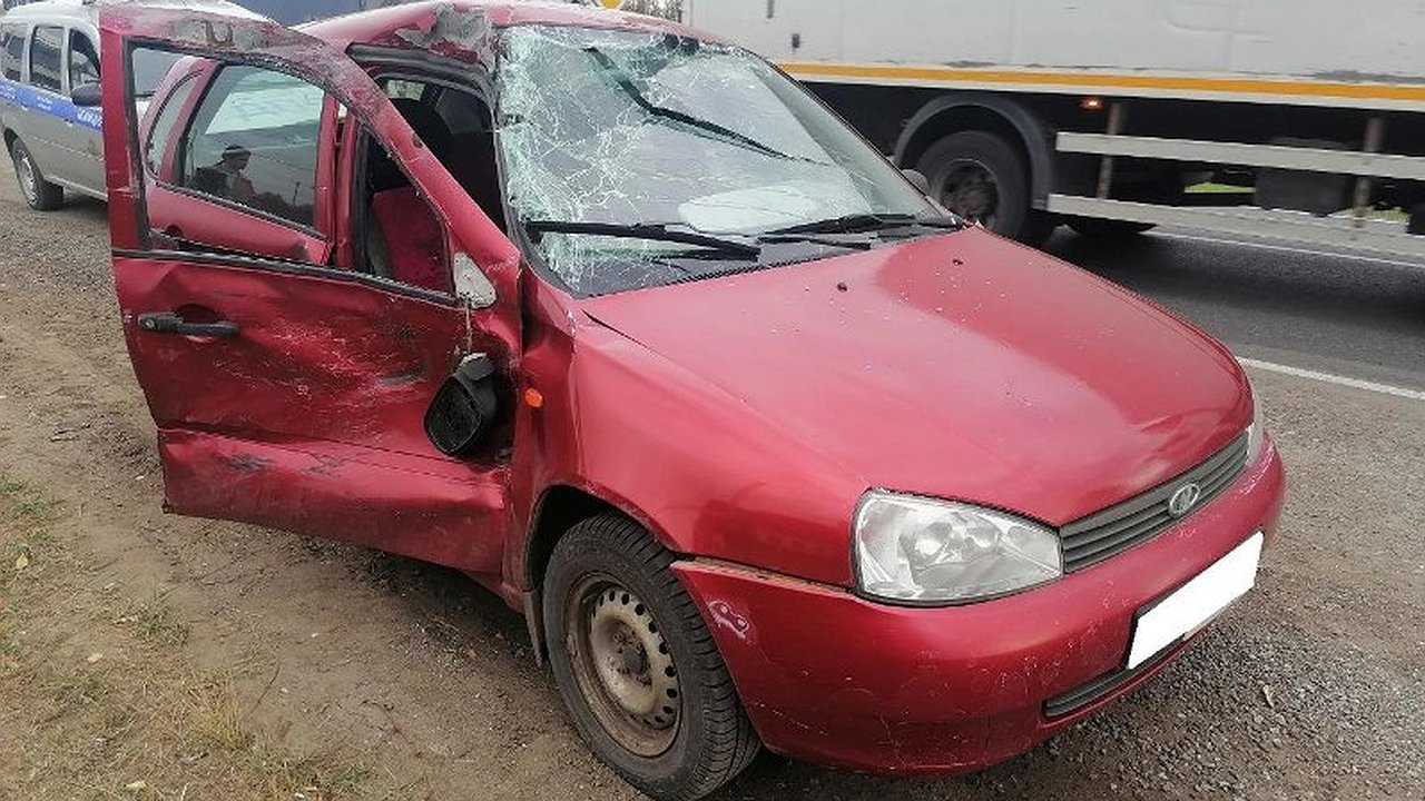 Главная картинка новости: В Кировской области "Лада Калина" столкнулась в грузовиком