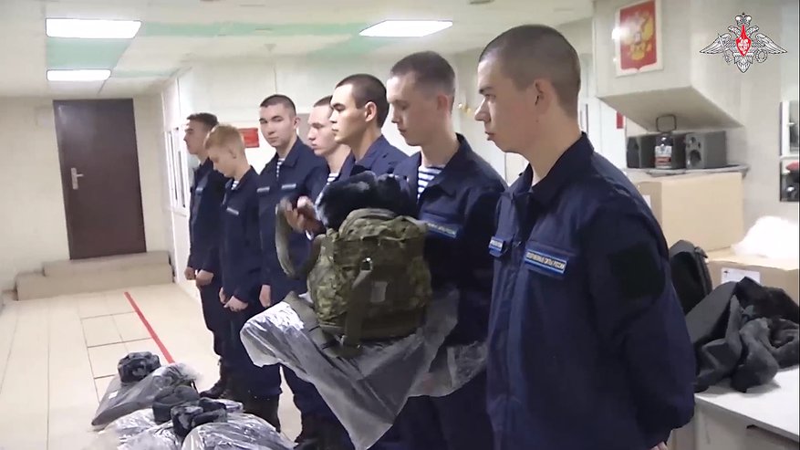 Военнослужащие, сотрудники полиции и Росгвардии: кому в России повысили зарплаты с 1 октября