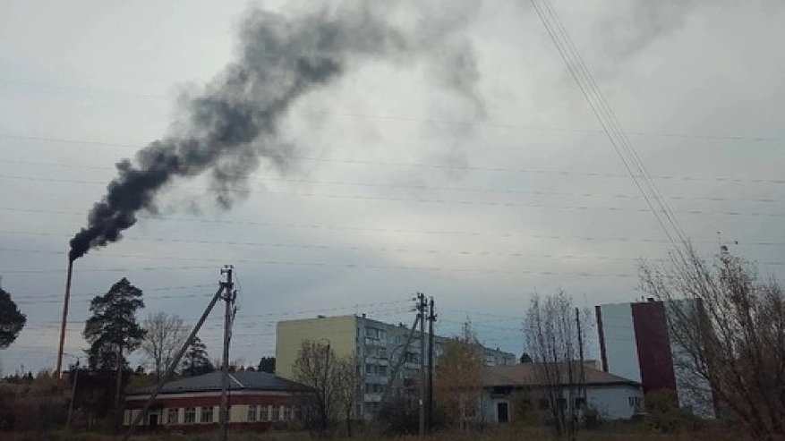 Главная картинка новости: "Сажу можно в пакеты складывать": после включения отопления Слободской засыпало "черным снегом"