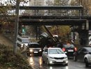 В Кирове ограничили движение на Мельничной, где водитель эвакуатора зацепил трубы