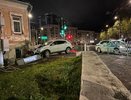 В центре Кирова женщина на "Кадиллаке" снесла забор и врезалась в жилой дом