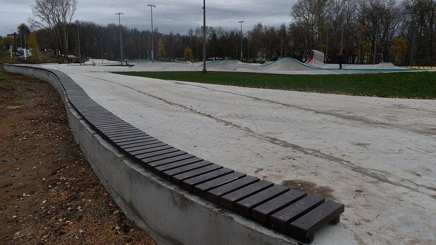 Главная картинка новости: В парке имени Кирова установили 120-метровую скамейку
