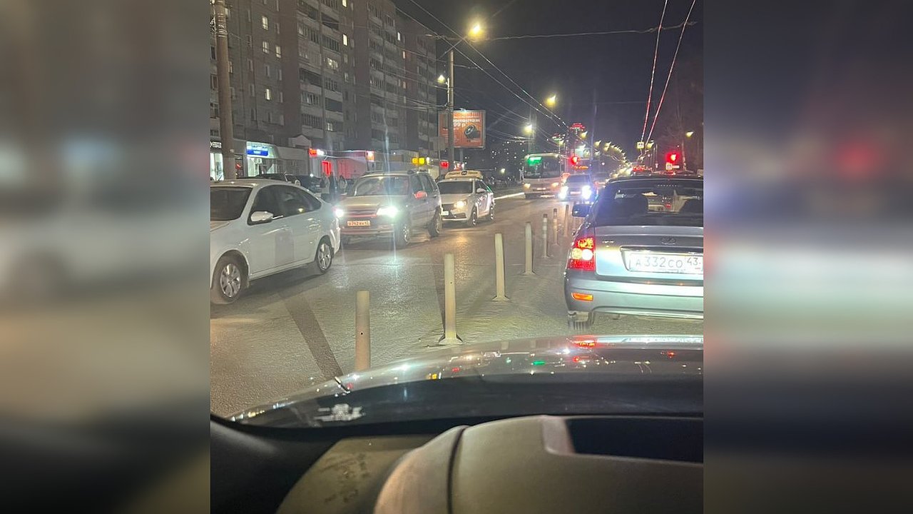 Главная картинка новости: Кировчане недовольны столбиками на Московской, которые не видны в темноте