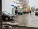 В Кирове BMW въехала задом в магазин "Пятерочка" и снесла витрину с алкоголем