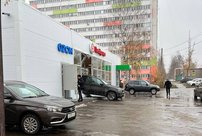 Появилось видео, как BMW в Кирове задом въезжает в магазин "Пятерочка"