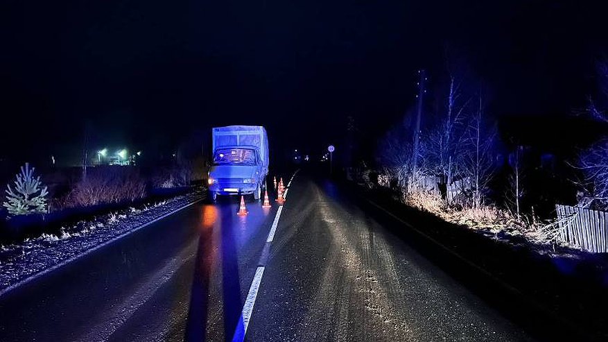 Главная картинка новости: Ночью грузовик в Кировской области сбил мужчину