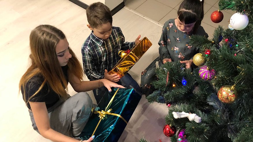 Родителям следует подкопить денег: в России подорожали новогодние подарки со сладостями
