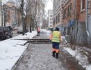 В Кирове рабочие до основания очищают тротуары после ночного мокрого снега