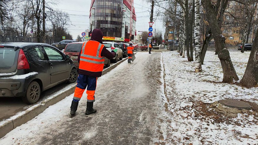 В Кирове решили чаще пользоваться галитом от гололеда, чтобы не допускать грязи на тротуарах