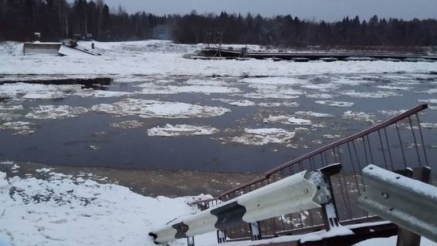 Наплавные мосты в Лузском районе не выдержали ледохода: надолго ли жители деревень остались без дороги