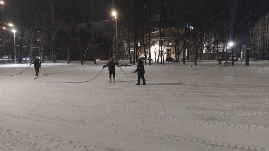 В парке имени Гагарина в Кирове заливают каток