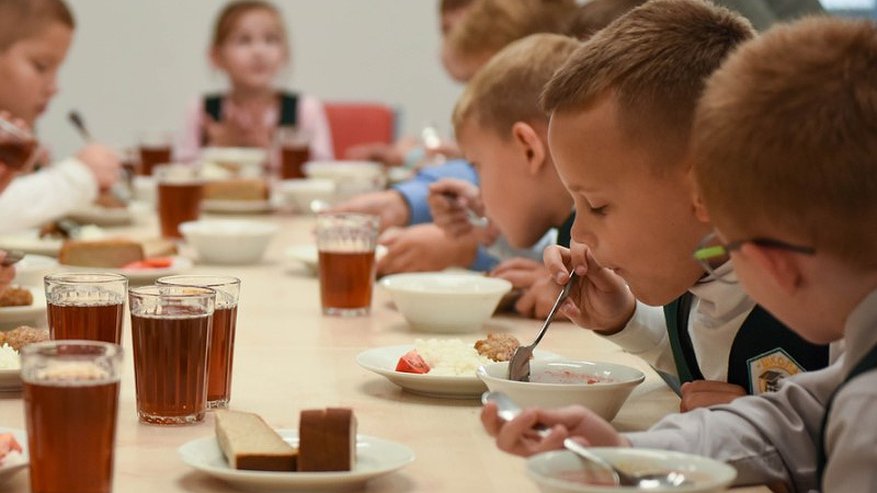 После обеда в школьной столовой больше 15 детей госпитализировали в Кировской области