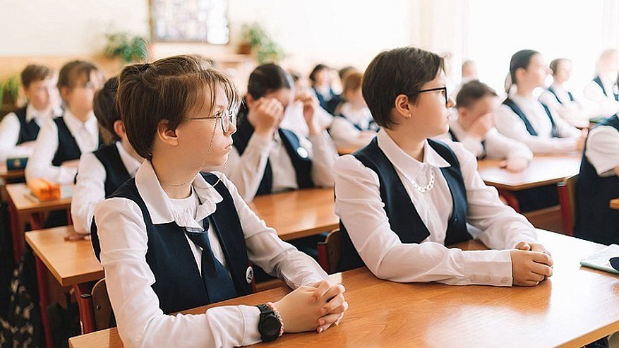 Российским школьникам полностью запретят использовать телефоны на уроках, кроме экстренных случаев