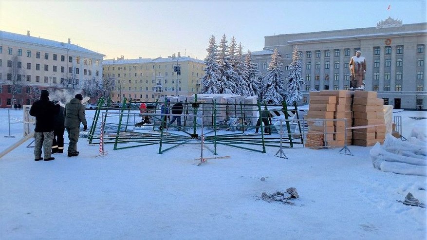 Из-за сильных морозов елку на Театральной площади в Кирове установят позже