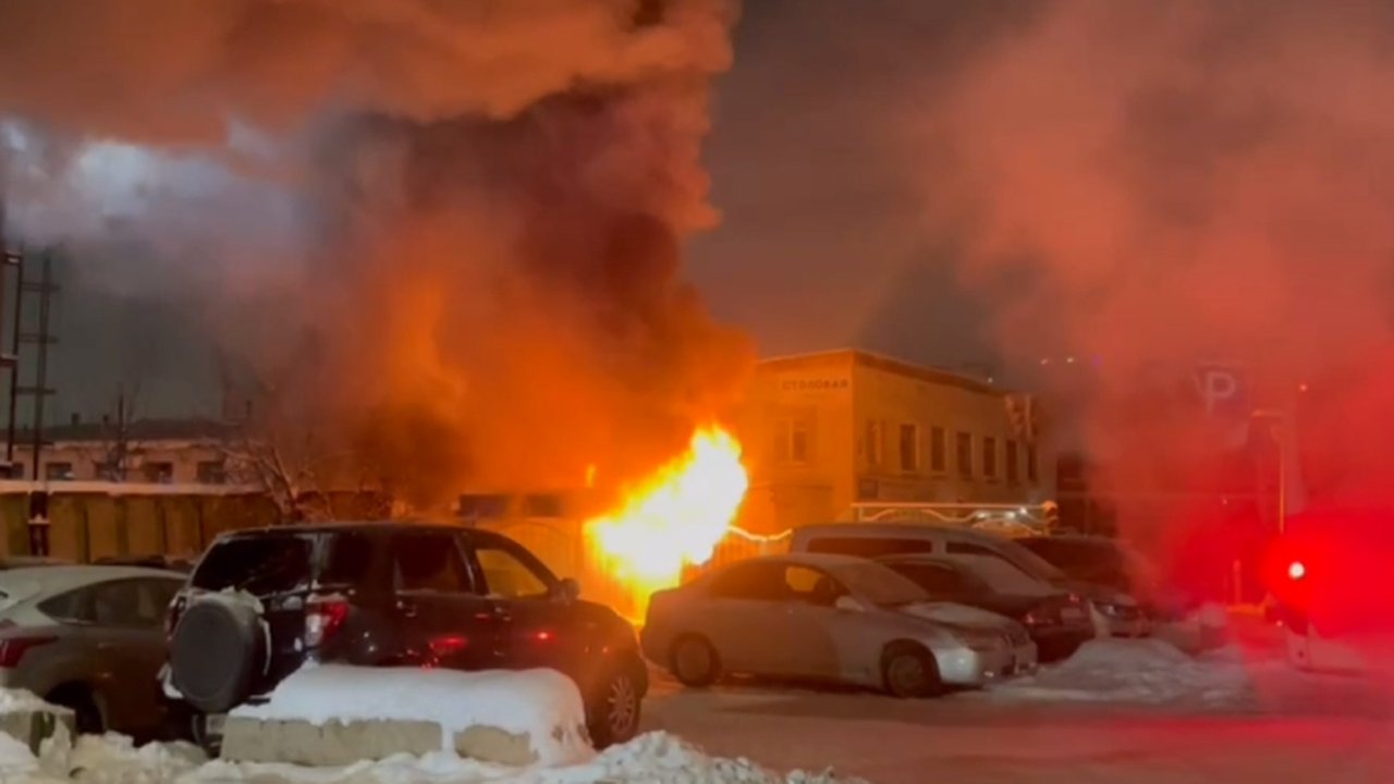 Главная картинка новости: Пожар у ворот кировского перевозчика: есть пострадавший