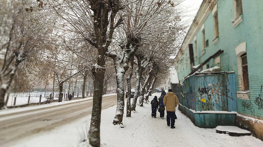 Главная картинка новости: Три года гуляет с оружием по улице: в Кирове мужчина с ножом пытался похитить ребенка