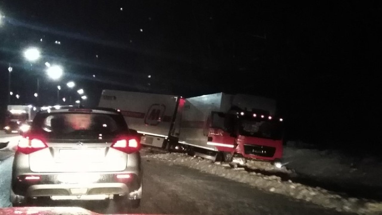 Главная картинка новости: Раскидало в разные стороны: под Кировом фура "Магнит" столкнулась с легковушкой