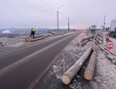 На Новом мосту в Кирове бревна с грузовика упали на иномарку: есть пострадавшие