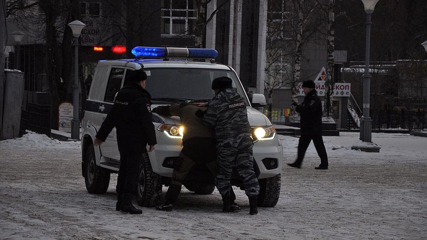 Главная картинка новости: В Кирово-Чепецке участковый поймал мужчину, который зарезал соседа