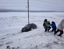 Ехала с маленьким ребенком и попала в кювет: в Кировской области полицейские спасли женщину и ее сына