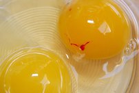 Яйца с кровью: опасно ли есть и как вычислить в магазине