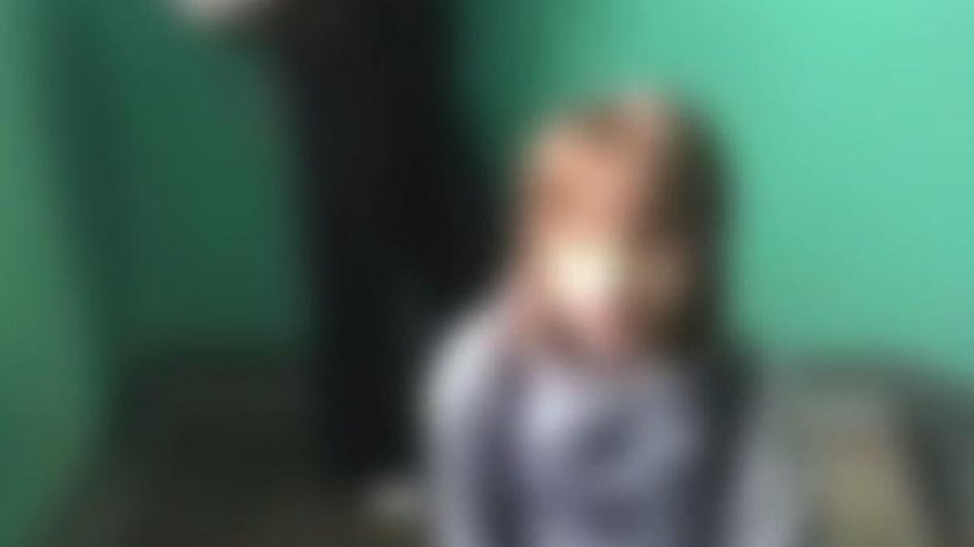 В 47-й школе Кирова девочку поставили на колени и ударили по лицу ногой: происходящее снимали на видео