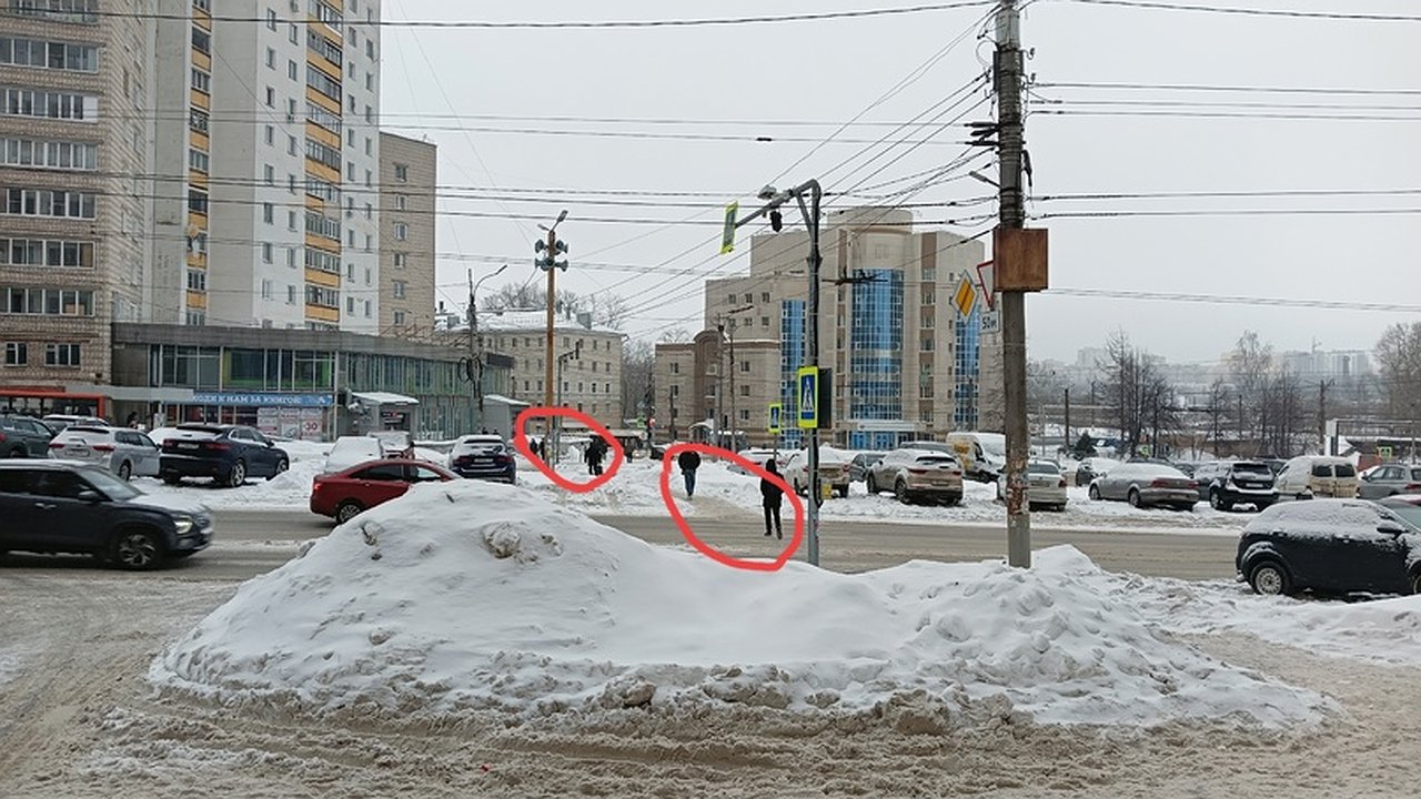 Главная картинка новости: Скользко и не видно людей: кировчане обращают внимание на пешеходные переходы на Октябрьском проспекте и Некрасова