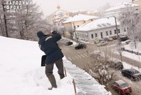 Кировчанин на Московской самостоятельно очистил крышу от снега, потому что ему надоело ждать управляющую компанию