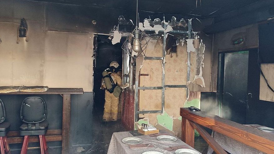 В Кирове загорелось кафе "Шампур": пожар тушили 5 расчетов, один человек доставлен в больницу