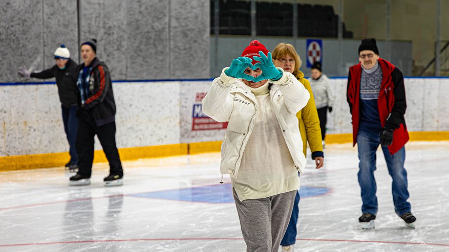 «Уралхим» организовал массовое катание на коньках для ветеранов