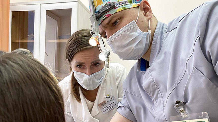 Кировские стоматологи помогли 6-летней девочке спасти зубы от полного разрушения