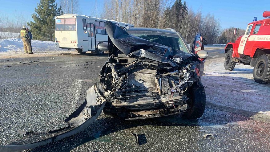 В Кировской области по вине водителя, который не пропустил автобус, пострадали два человека