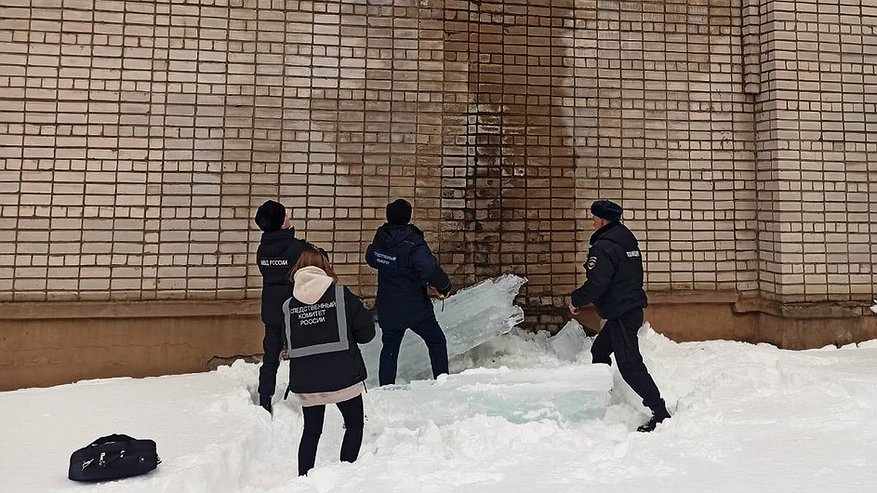 Глыба льда упала со здания школы № 42 на 14-летнего мальчика в Кирове