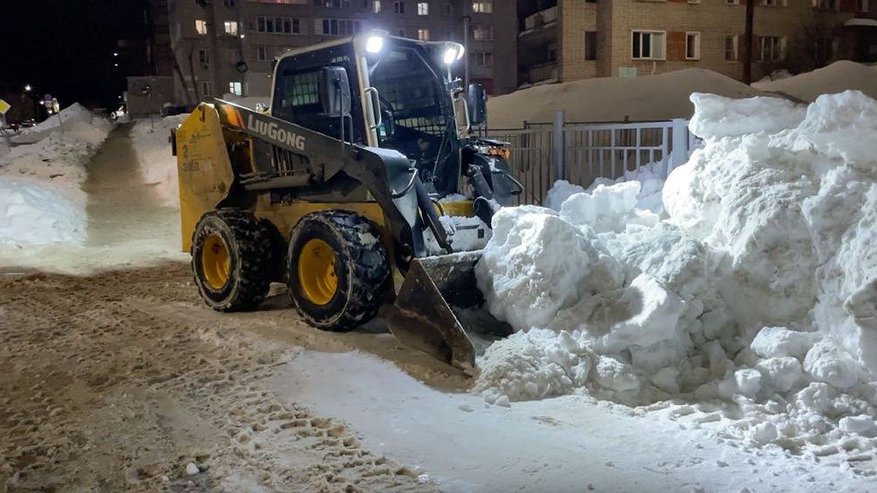 В Кирове поручили быстрее вывозить снег, чтобы не было луж и снежных каш