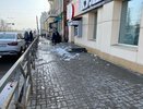 В Кирове на женщину упала глыба льда: пострадавшей вызвали «скорую»