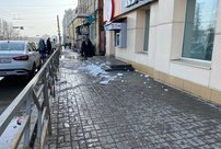В Кирове на женщину упала глыба льда: пострадавшей вызвали «скорую»