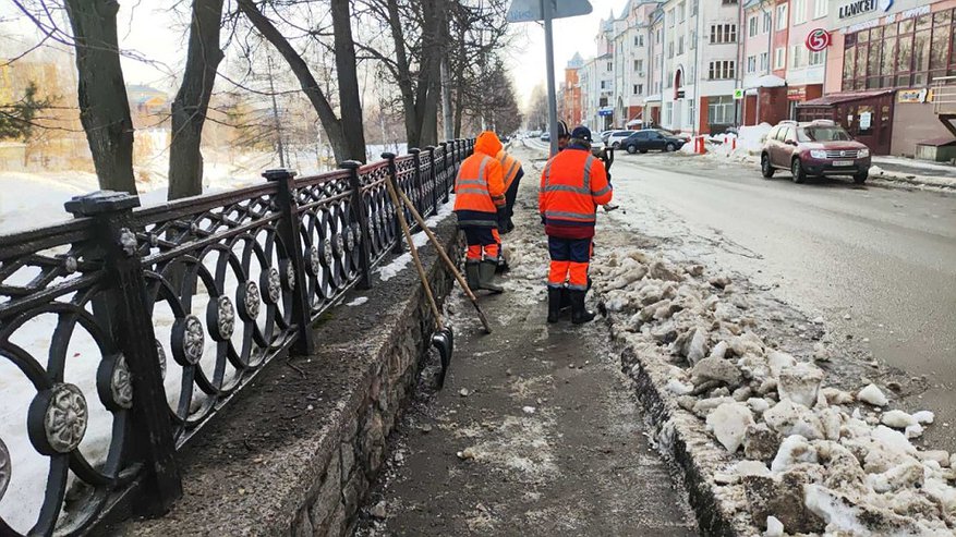 Администрация Кирова "наехала" на рабочих за грязь, мусор и провалы на дорогах